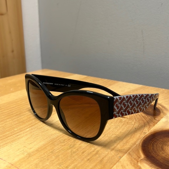 burberry sunglasses with B logo design - Picture 1 of 4